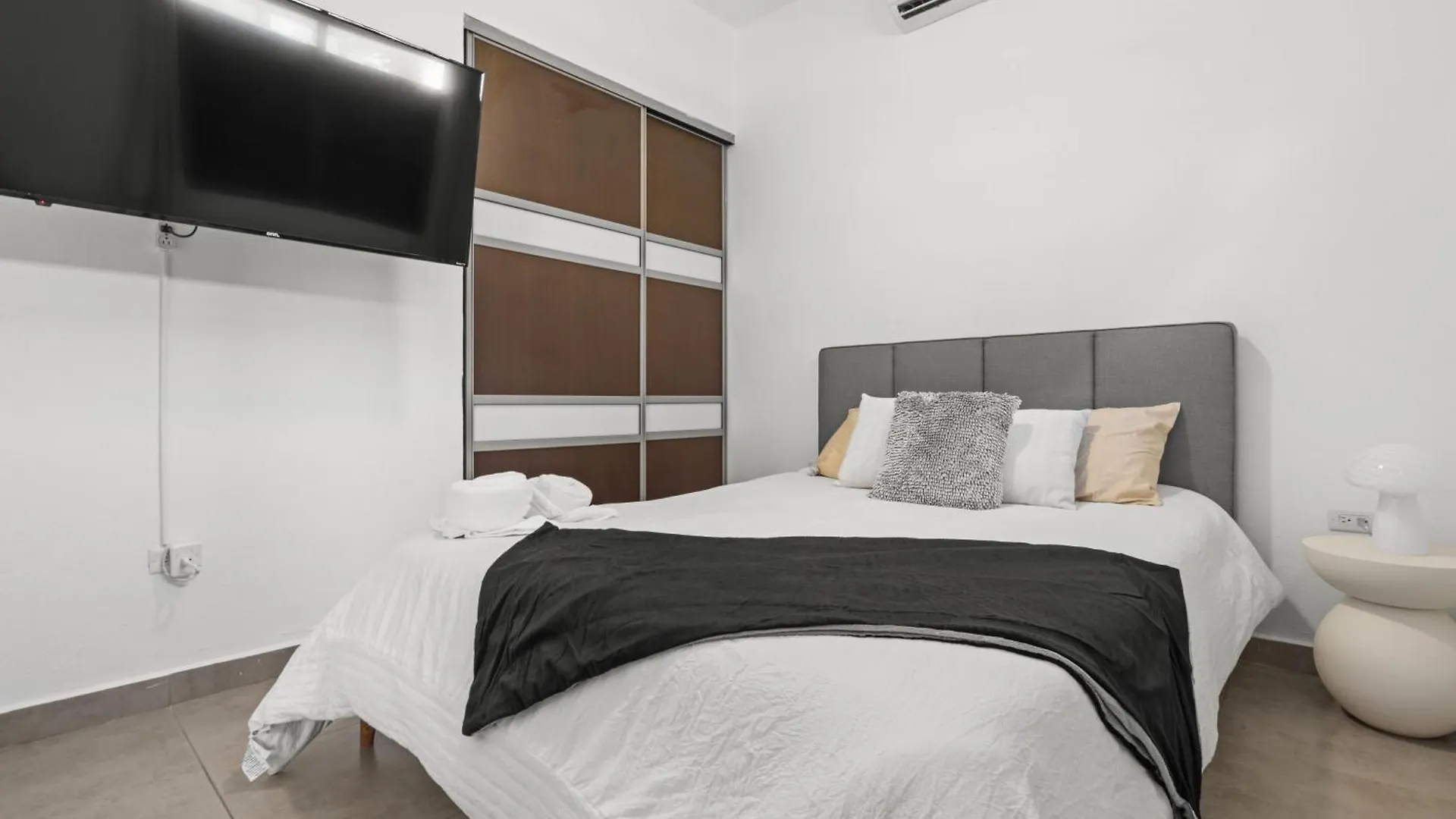 Artistic One-Bedroom Garden Apartment In Sj Mm9 San Juan