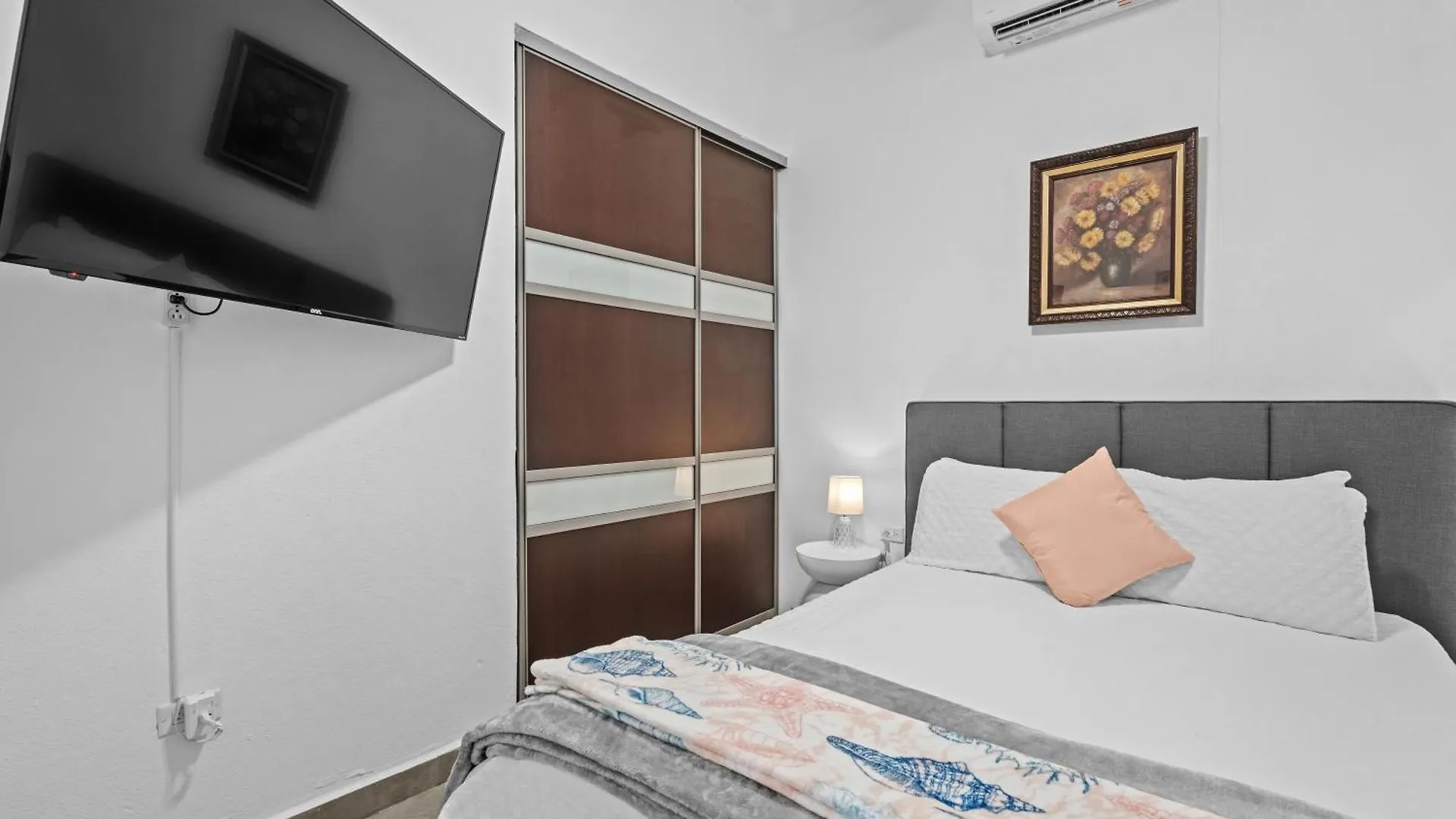 Artistic One-Bedroom Garden Apartment In Sj Mm9 San Juan